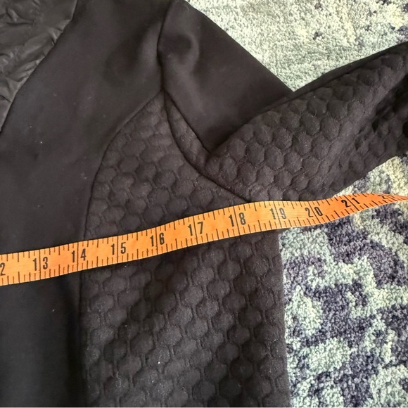 zenergy By Chicos Size 0 (Small) Black Quilted Relaxed Fit Lightweight Zip-Up - Picture 8 of 10